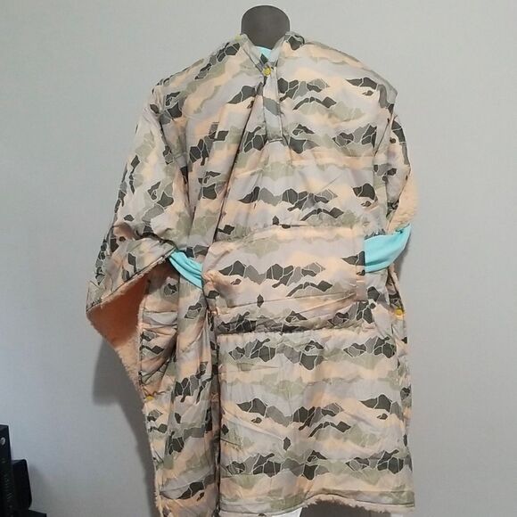 The North Face Wawona wearable Fuzzy Blanket/snuggie nwt New With Tags - Picture 13 of 13